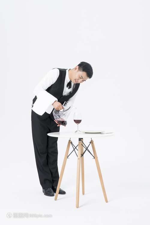 光影间的优雅 男服务员倒红酒的摄影艺术